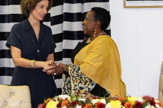 UNESCO DG greeting First Lady of Zimbabwe